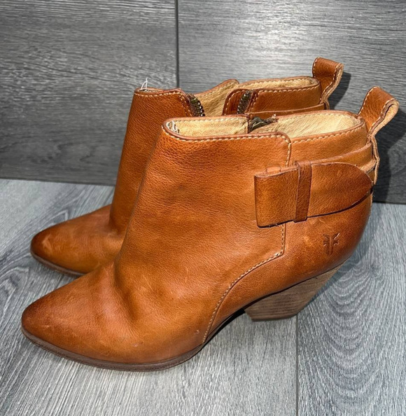 Frye Shoes - Frye Women's Carmel Full Grain Leather Zip Short Boots Y2K cognac Size 7 S000142